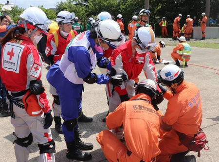 震災時の人命救助 連携確実に 県内消防士とｄｍａｔが合同訓練 防災 危機管理トピックス リスク対策 Com 新建新聞社