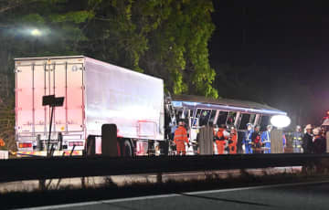 東北自動車道 ストア バストラック事故