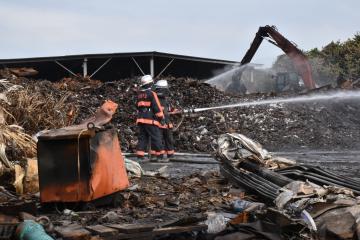 常総火災1週間 廃材の山 消火阻む 保管不備 被害拡大か 防災 危機管理トピックス リスク対策 Com 新建新聞社